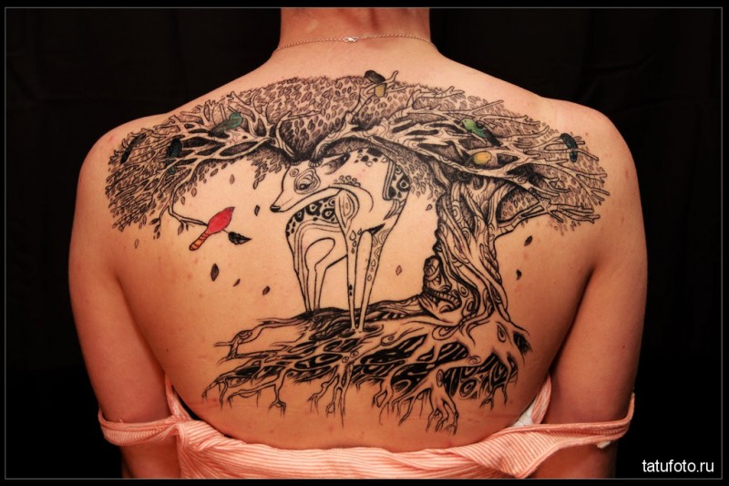 可爱的小鹿与大树和鸟背部纹身图案