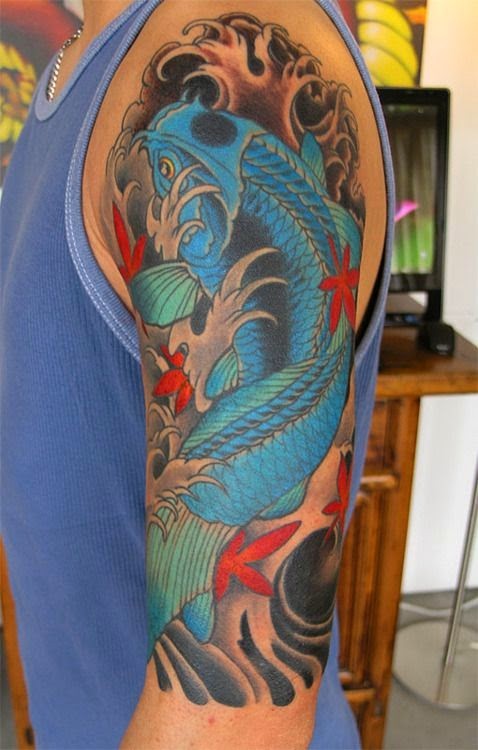 手臂蓝色的锦鲤鱼纹身图案