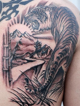 背部阳光下的竹林和亚洲虎纹身图案