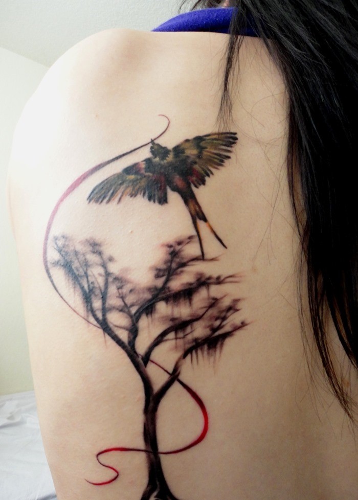 背部精美的树和燕子纹身图案