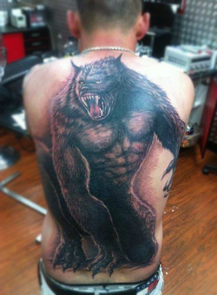 背部巨大的强壮狼人个性纹身图案