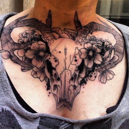 胸部美丽的羊头骨花朵纹身图案