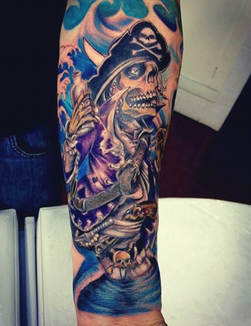 手臂可怕的彩色海盗骷髅个性纹身图案