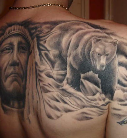 背部印第安人与熊在河边纹身图案