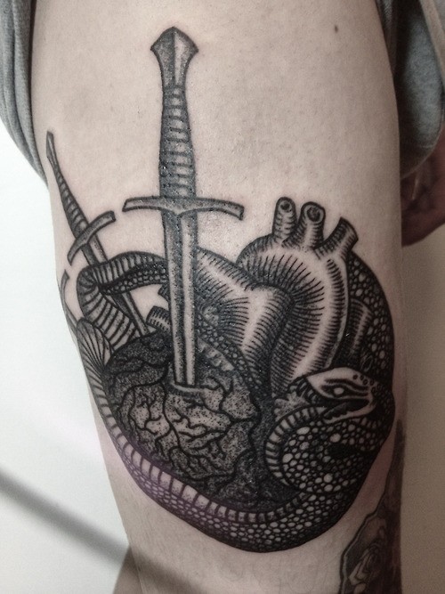 雕刻风格黑色心脏与匕首和蛇纹身图案