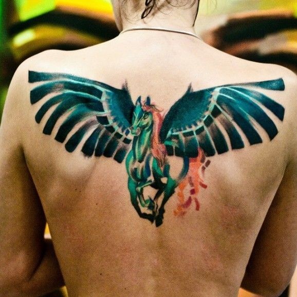 背部幻想风格的彩色飞马纹身图案