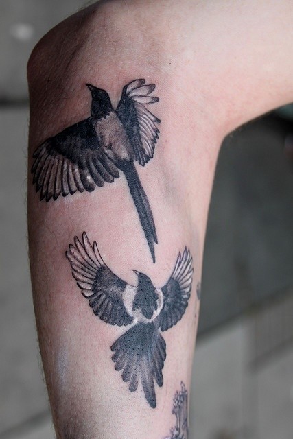 两只喜鹊飞上手臂纹身图案