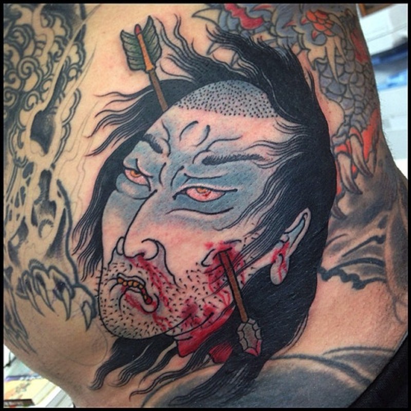 彩绘亚洲风格血腥男子生首与箭头纹身图案