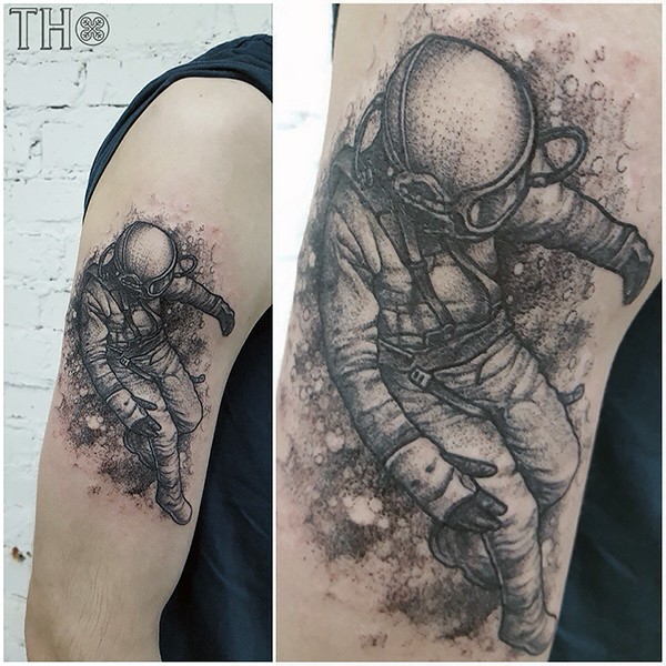 大臂雕刻风格黑色太空人纹身图案