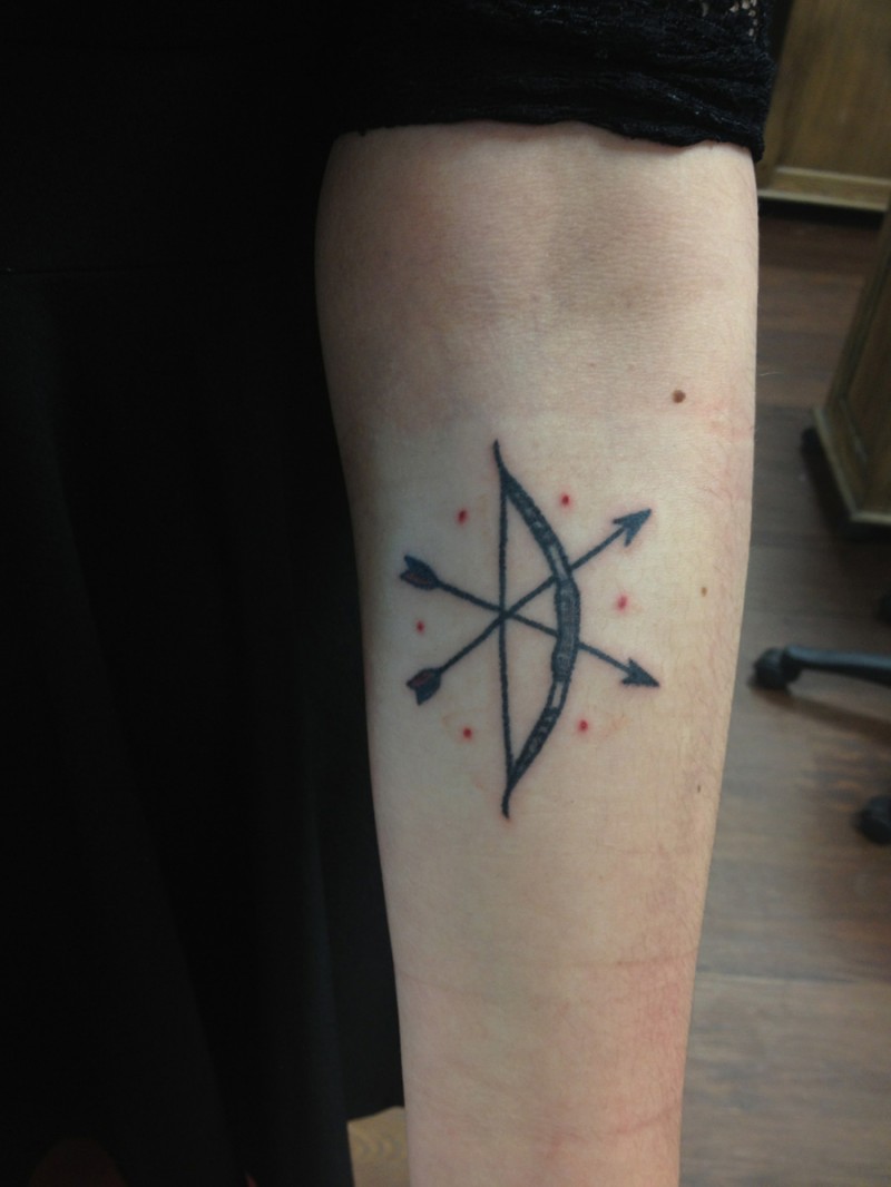 弓和箭与红点手臂纹身图案