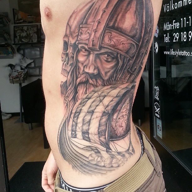 侧肋海盗船和骷髅与武士纹身图案