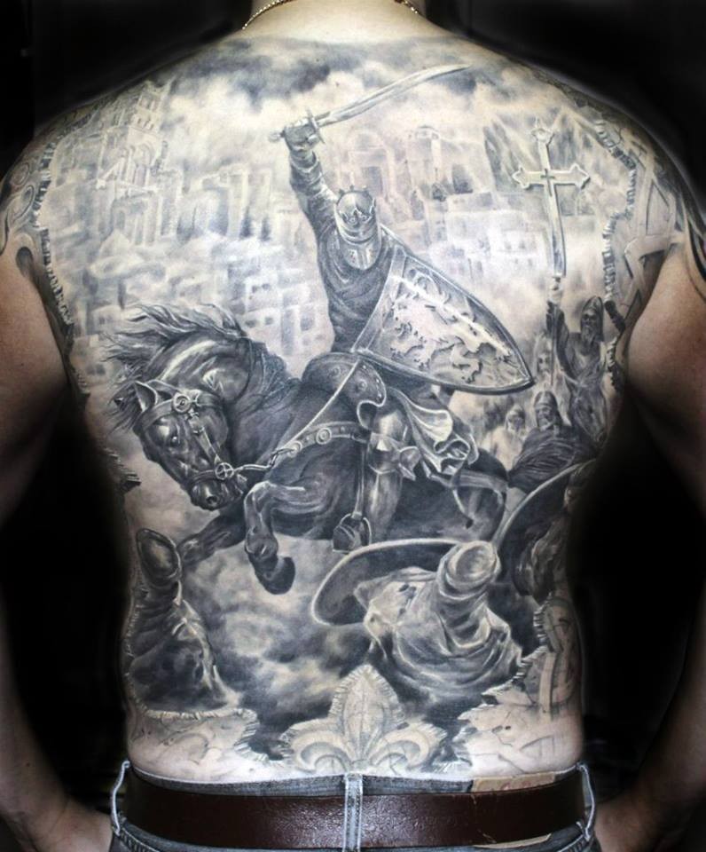背部骑士在战斗黑灰纹身图案