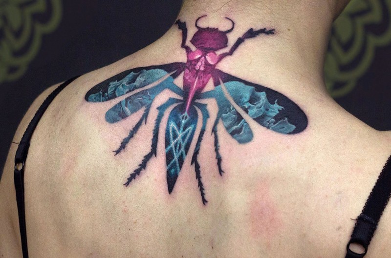 背部创意彩色大型昆虫程结合骷髅纹身图案