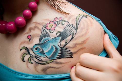 蓝色的小麻雀肩部纹身图案