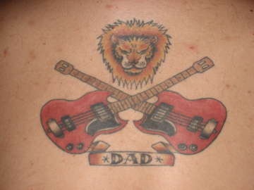 腰部两个交叉吉他与愤怒的狮子纹身图案