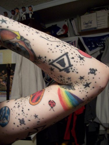 手臂黑色星星和彩色瓢虫彩绘纹身图案