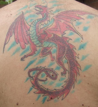 背部红色的龙与翅膀纹身图案