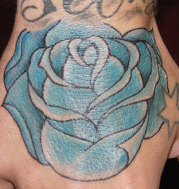 手背美丽的蓝色玫瑰纹身图案