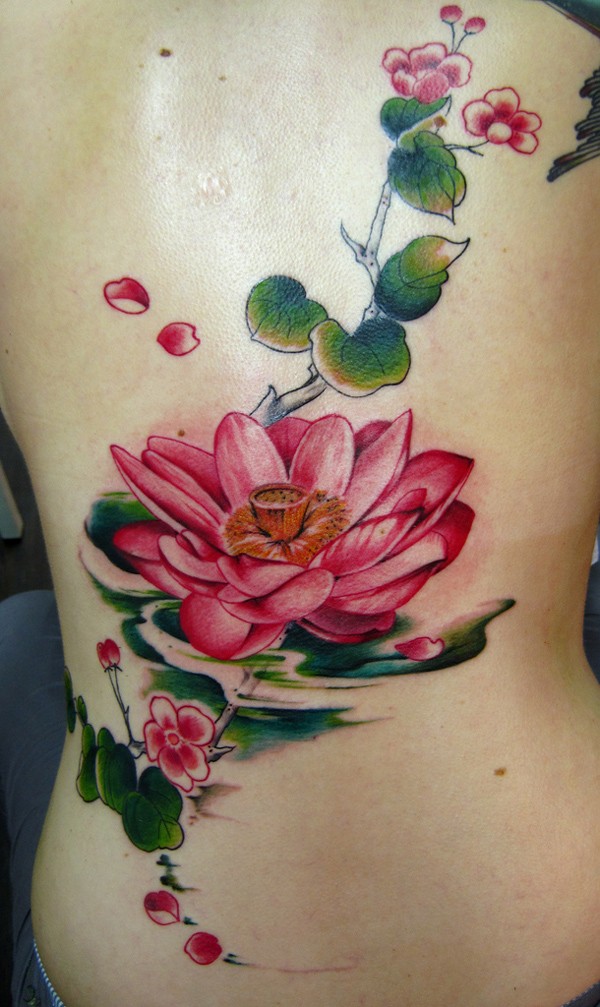 背部美丽的红色莲花纹身图案