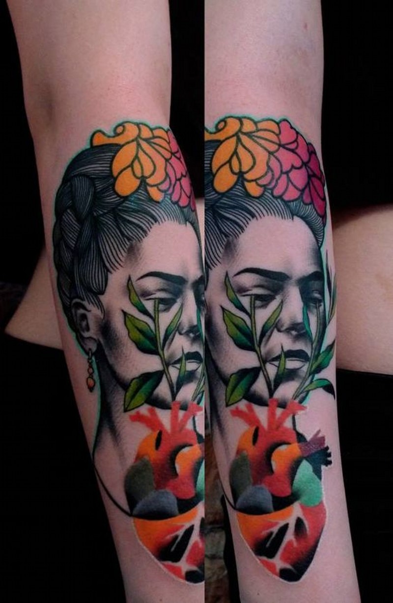手臂五彩的伤心女人和心脏花朵纹身图案