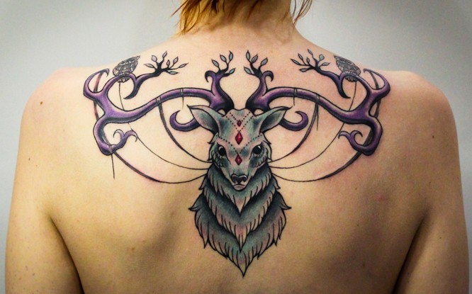 背上的彩色鹿头纹身图案
