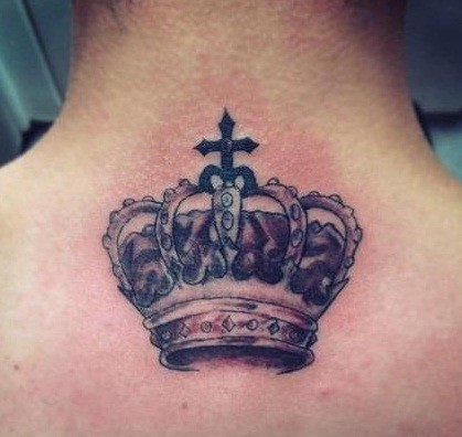 背部非常好看的皇冠和十字架纹身图案