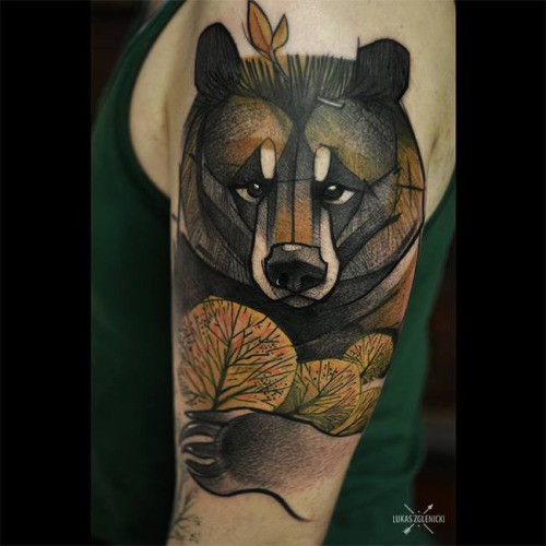 大臂彩色的大熊和树纹身图案