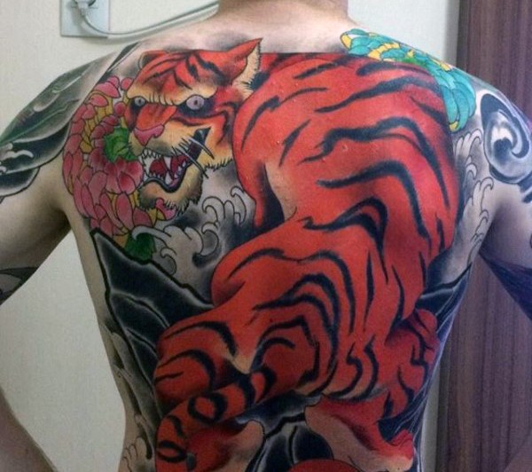 背部新日本风格彩色大老虎和花朵纹身图案