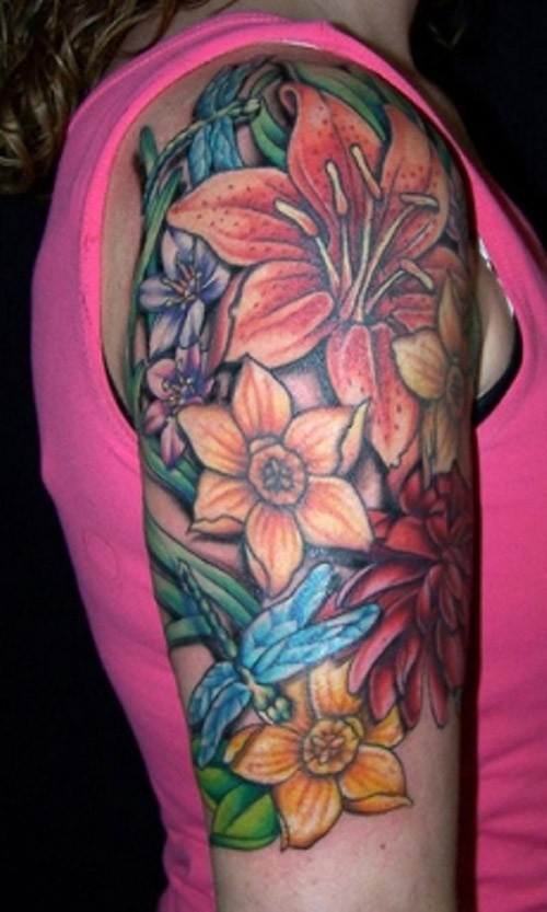 大臂鲜艳的热带花卉纹身图案