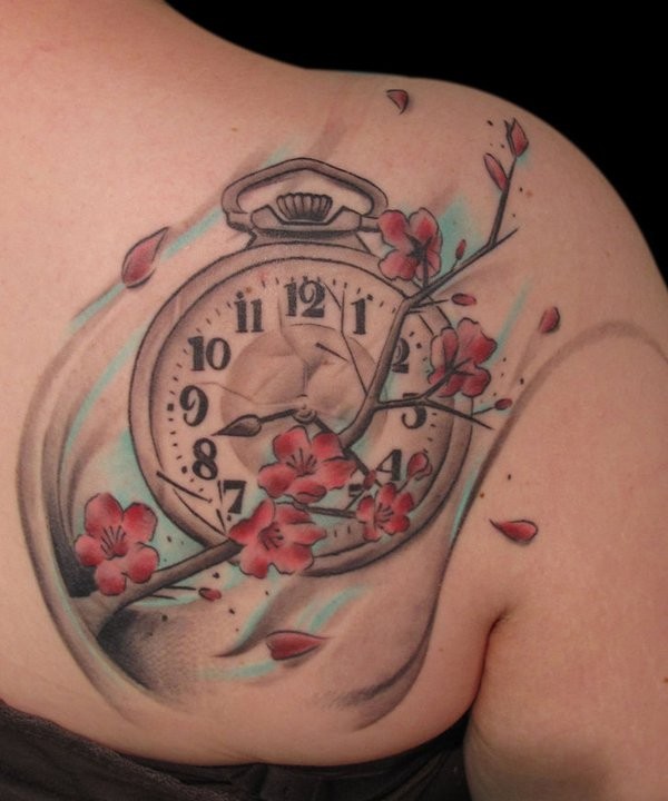 背部彩色的时钟与开花树纹身图案