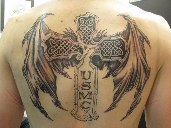 背部翅膀与十字架纹身图案