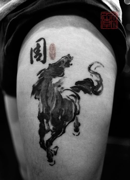 大腿漂亮的黑马水墨纹身图案
