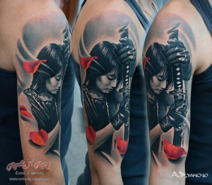 大臂彩色的亚洲女战士和剑纹身图案