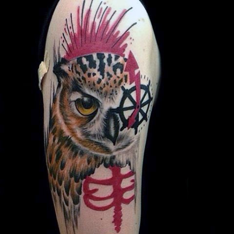 手臂彩色船锚和猫头鹰纹身图案