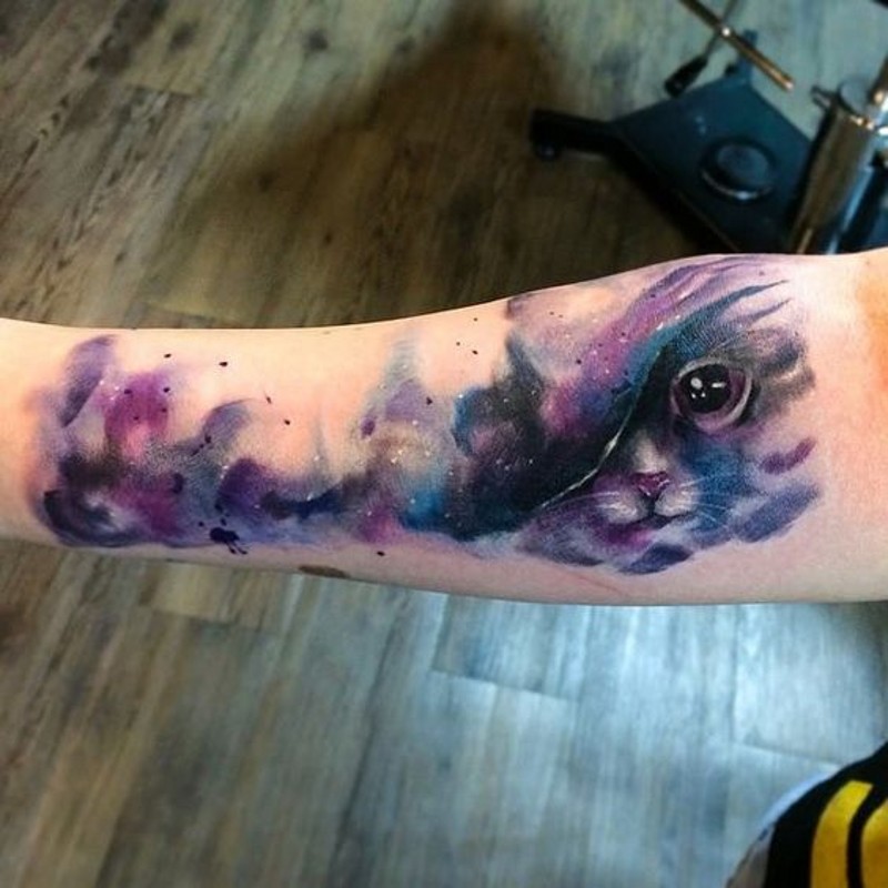 手臂彩色神秘空间与猫纹身图案