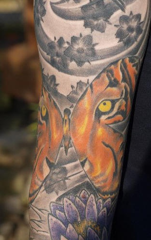 手臂彩色的莲花和老虎纹身图案