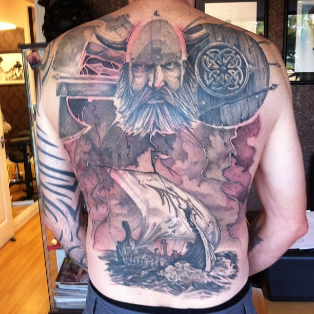背部海盗船和武士纹身图案