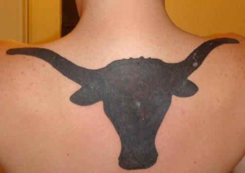 背部黑色芝加哥公牛队标志纹身图案