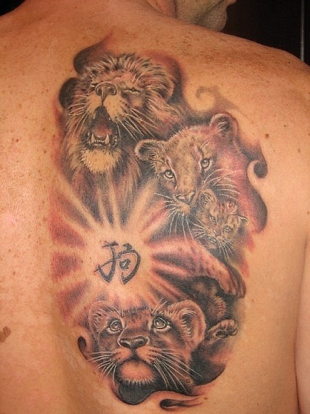 背部狮子全家福和汉字纹身图案