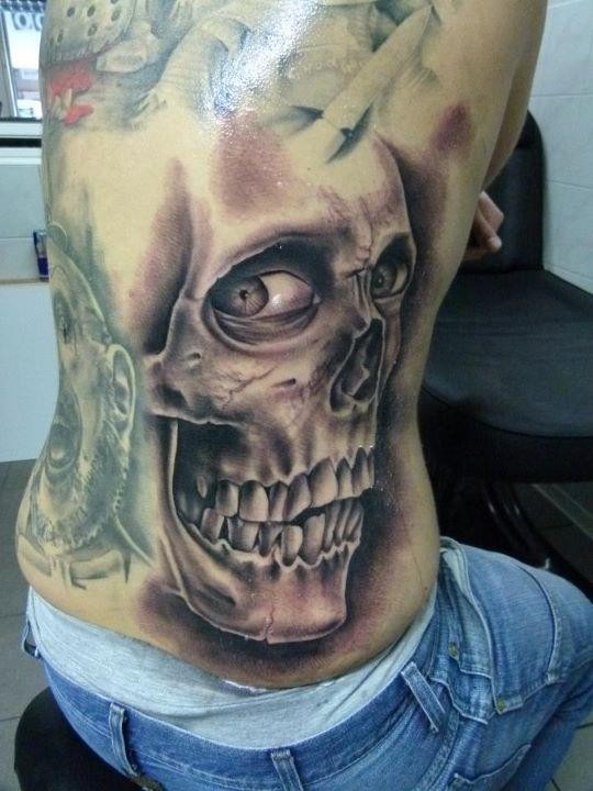 腰部黑灰风格人类骷髅与眼睛纹身图案