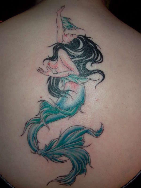 背部优雅性感的美人鱼纹身图案