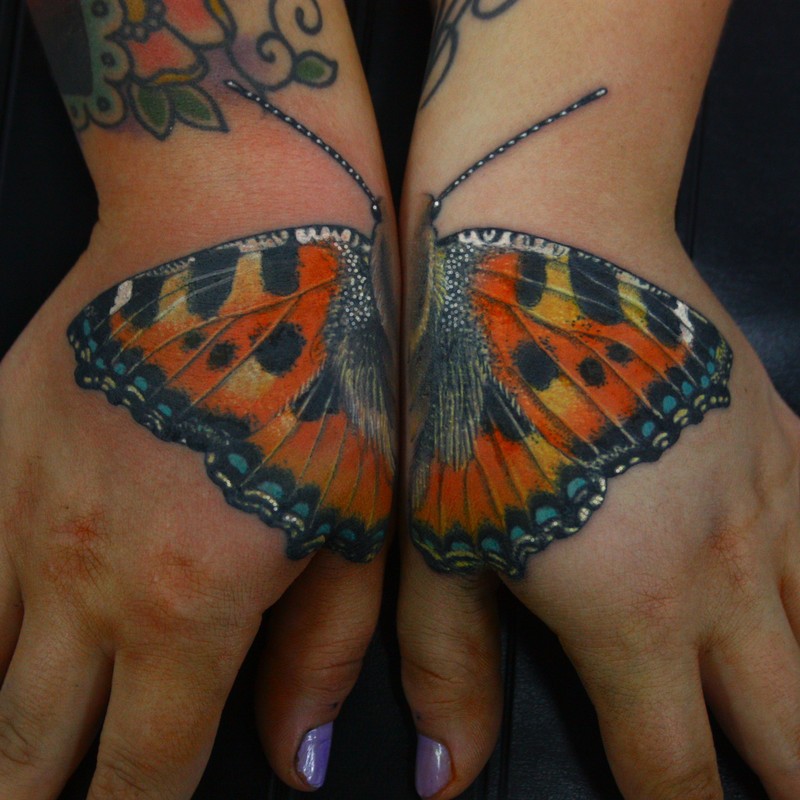 手臂写实风格彩色的蝴蝶纹身图案