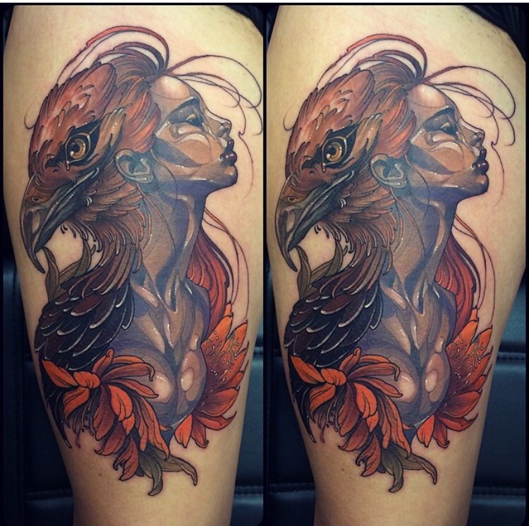 大腿美丽的彩色女人与鹰头纹身图案