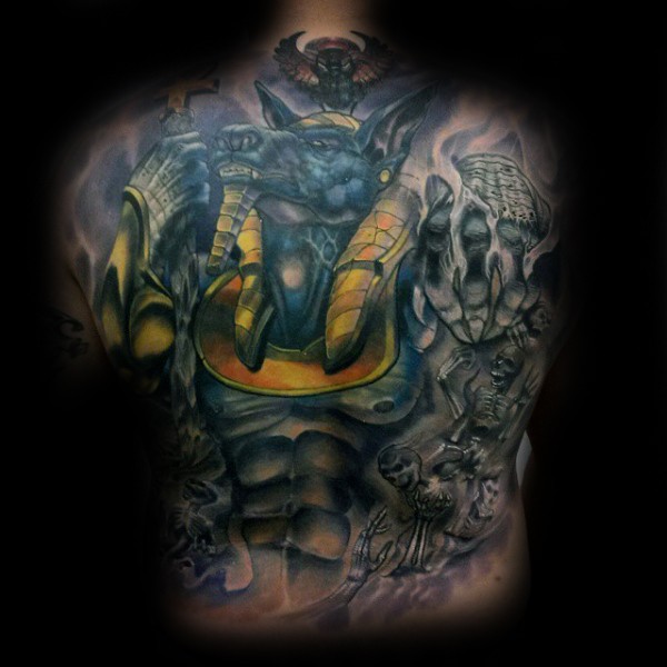 背部彩色的骷髅和阿努比斯神像纹身图案