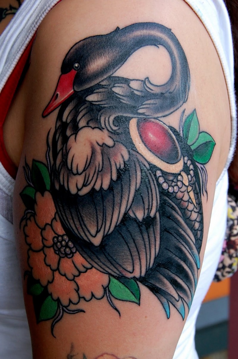 大臂黑天鹅和红宝石花朵纹身图案