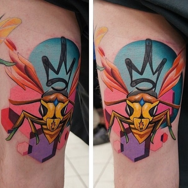 大腿卡通风格彩色蜜蜂纹身图案