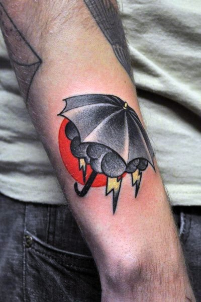 红色太阳和雨伞闪电手臂纹身图案