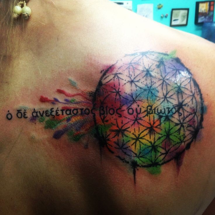 背部生动的彩色生命之花字母纹身图案