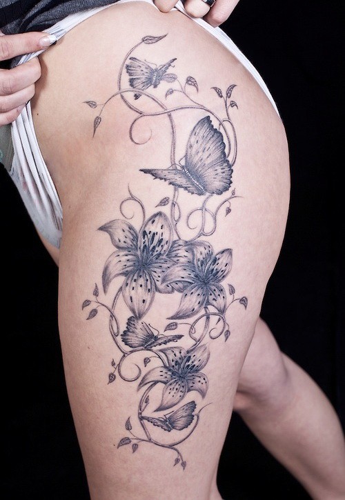 大腿灰色的藤蔓百合花与蝴蝶纹身图案