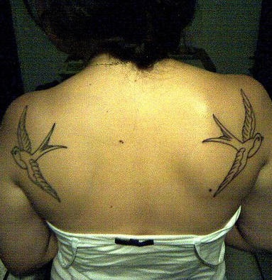 背部两侧飞行的燕子纹身图案